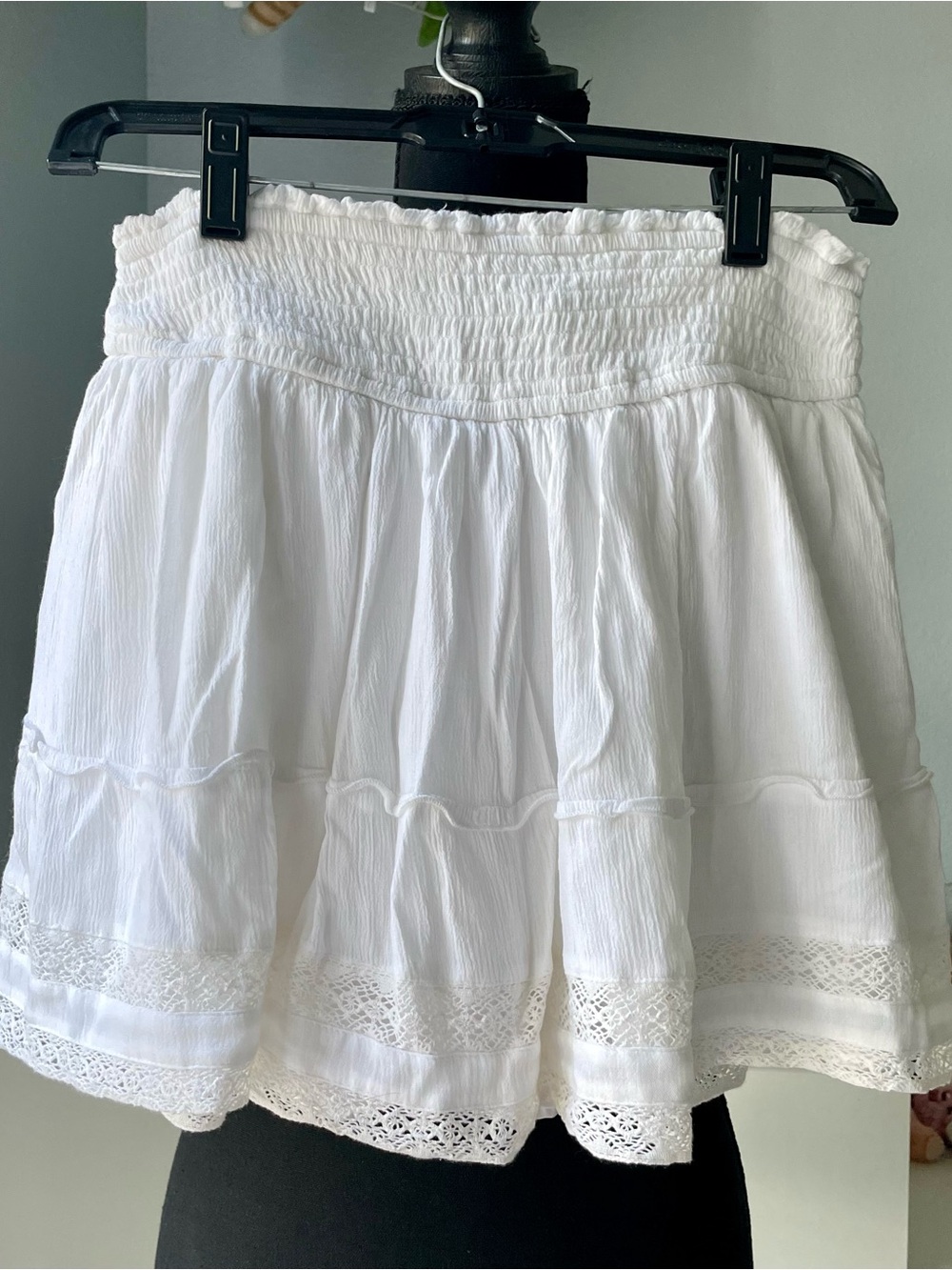 Hollister White Tiered Smocked Ultra High Rise Skirt Women’s Size Medium